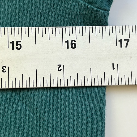 Vineyard Vines Women's Christmas Whale Long Sleeve Pocket Tee R145-6 - Picture 5 of 8